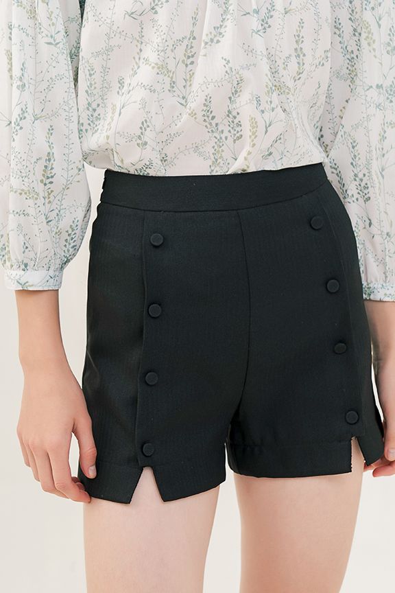Quần short nhấn 2 li đính bọ thân trước