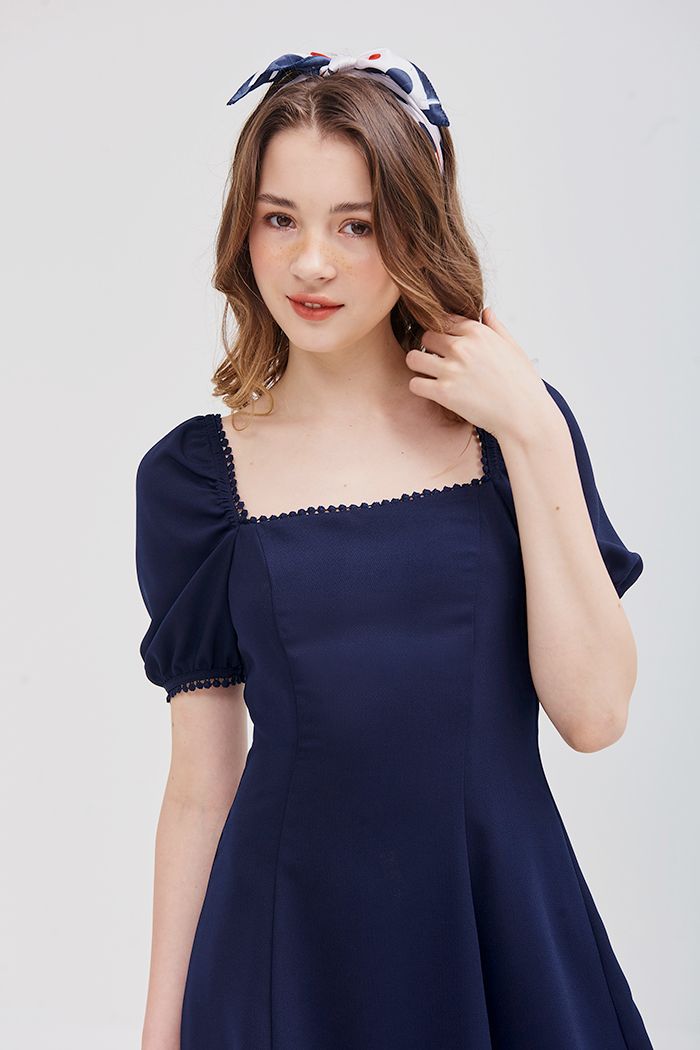 Đầm cổ vuông viền ren tay lỡ