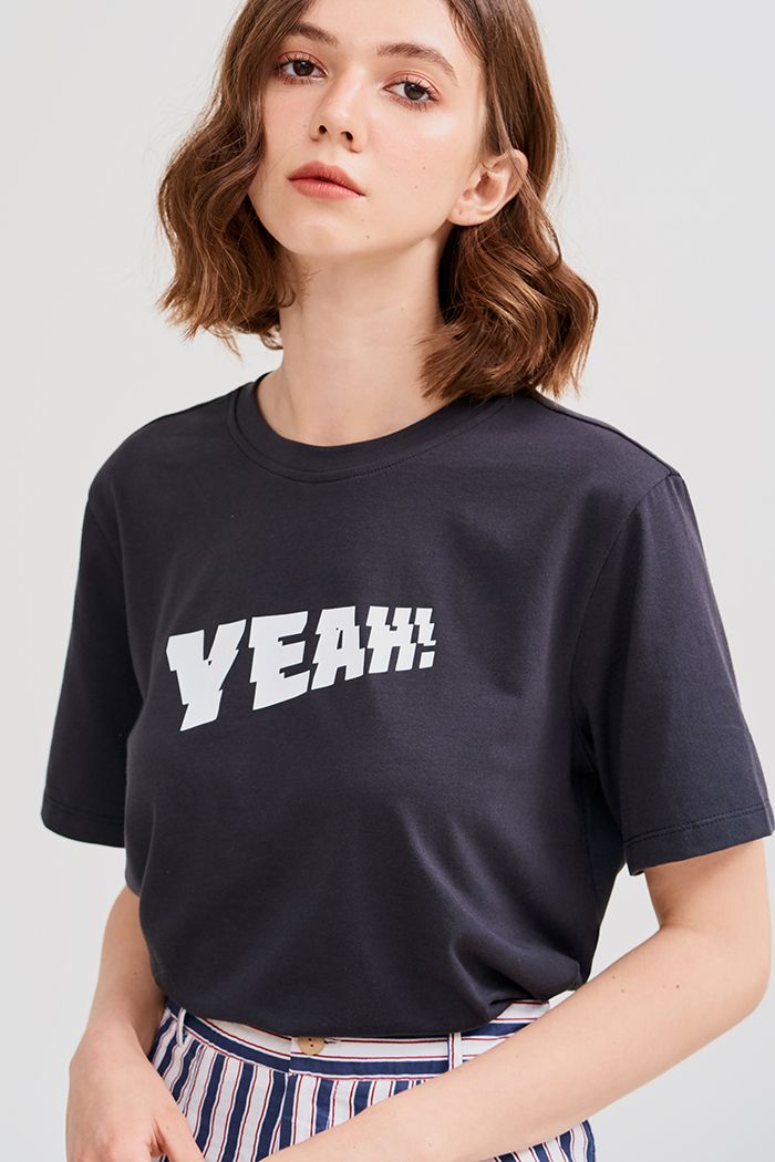 Áo thun in slogan Yeah