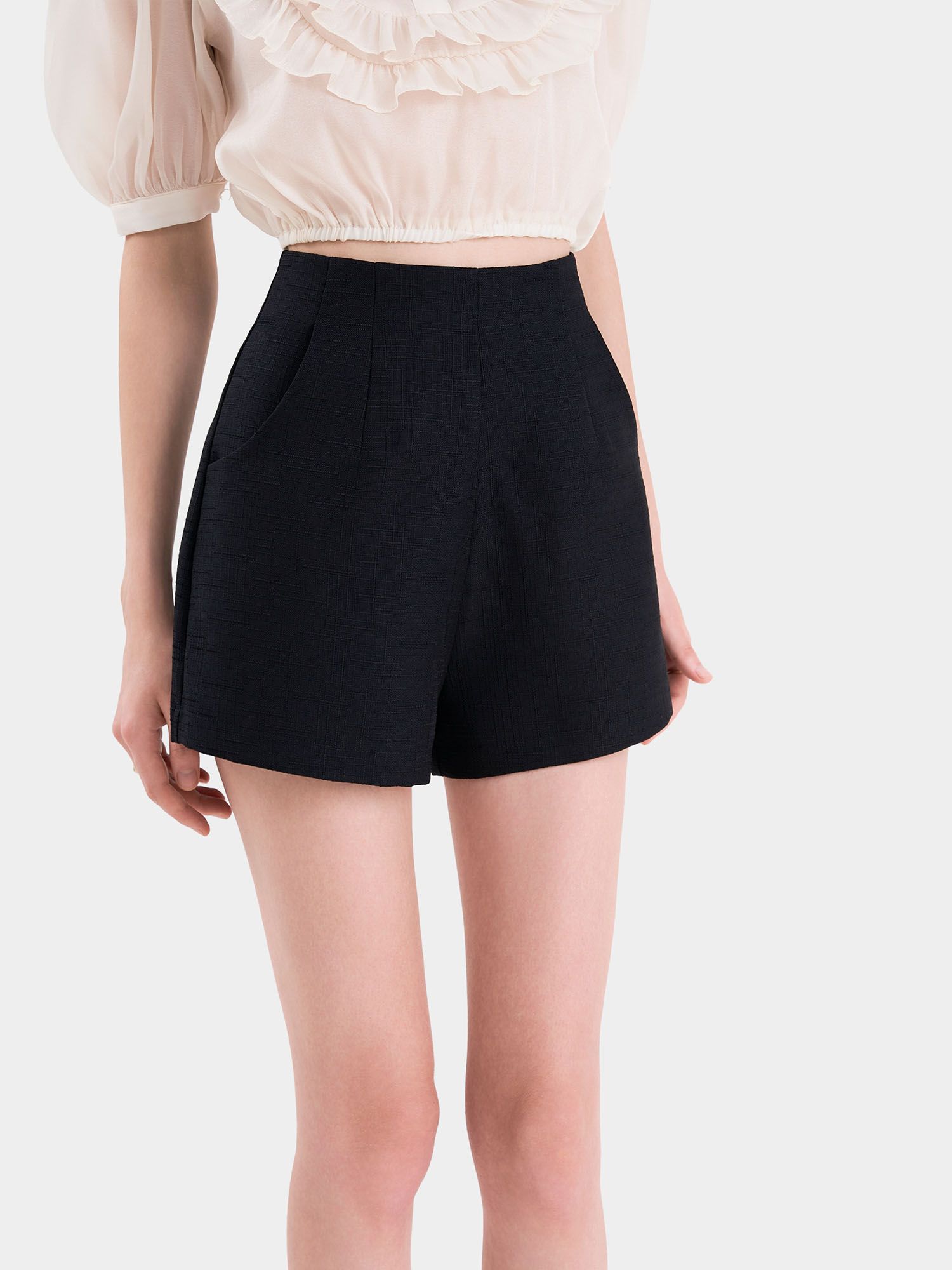  Quần short linen túi xéo nhấn li trước 