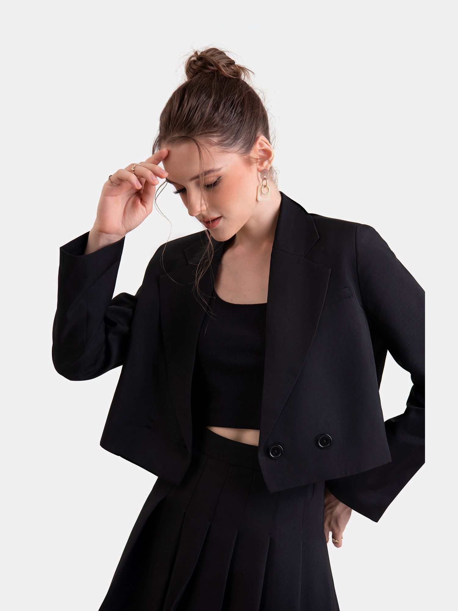  Áo cropped blazer tay dài cài nút 