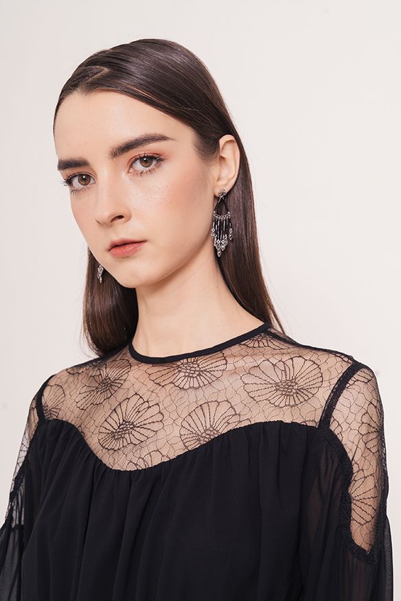 Đầm chiffon phối ren ngực tay dài