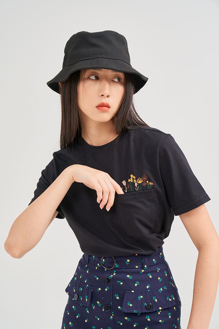 Áo thun thêu hoa túi ngực