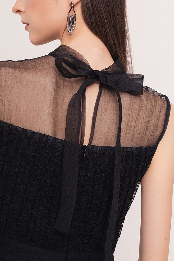 Đầm ren dập li phối sheer mỏng 3 lớp