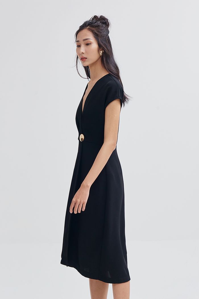 Đầm đắp chéo ngực nhấn nút to