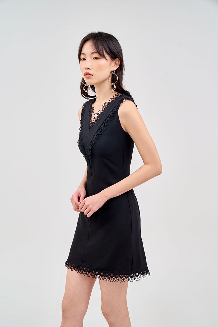 Đầm sát nách cổ tim phối ren ngực và lai