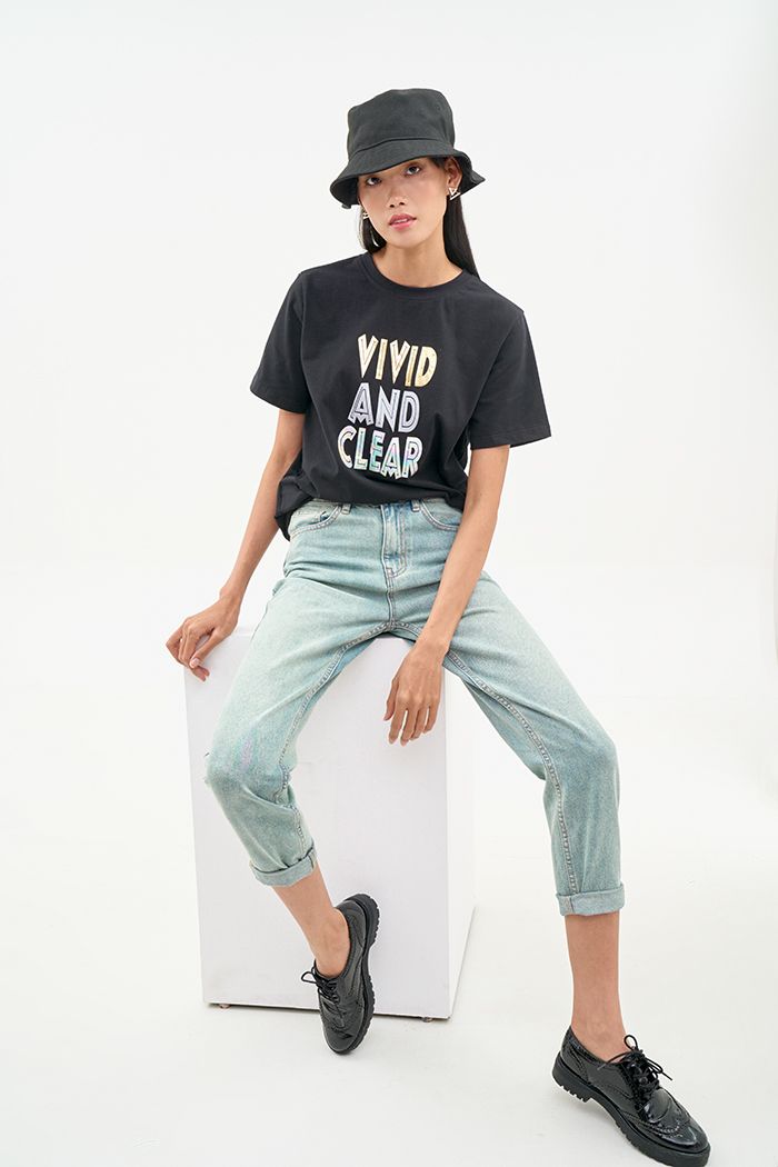 Áo thun in text Vivid and Clear phản quang
