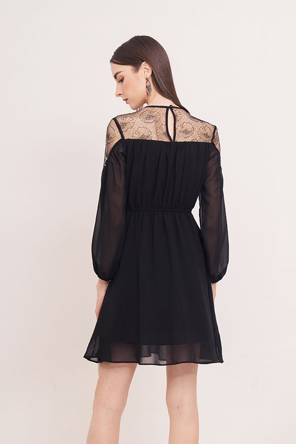 Đầm chiffon phối ren ngực tay dài