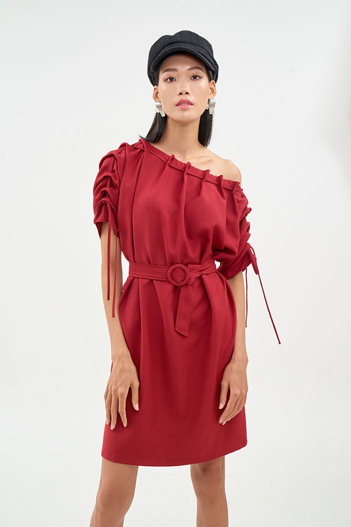 Đầm form rộng kèm nịch lệch vai xỏ rút dây