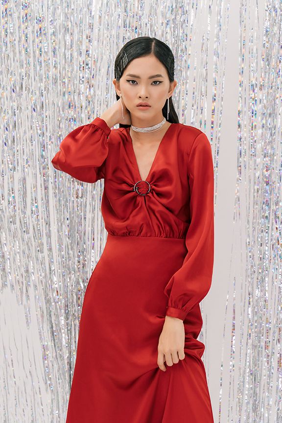 Đầm phi dài nhấn khoen ngực