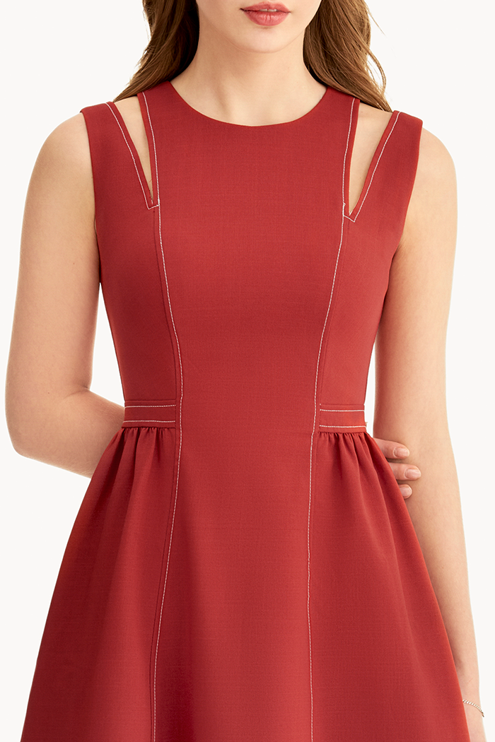 Đầm cutout vai chỉ nổi