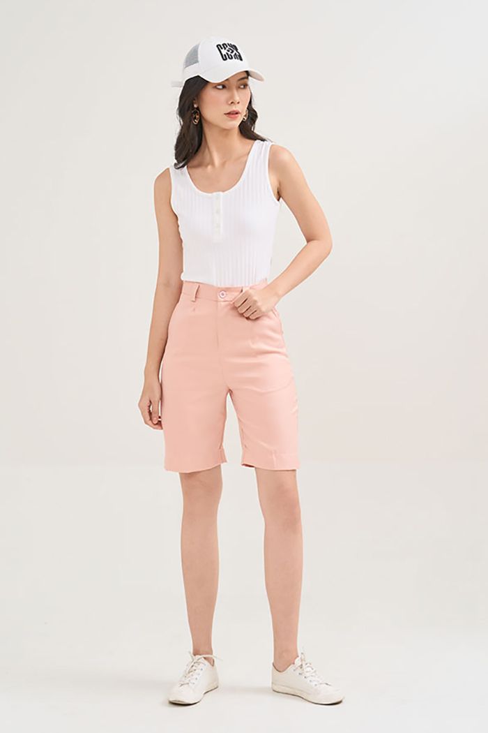 Quần short lửng ủi li đứng trên gối