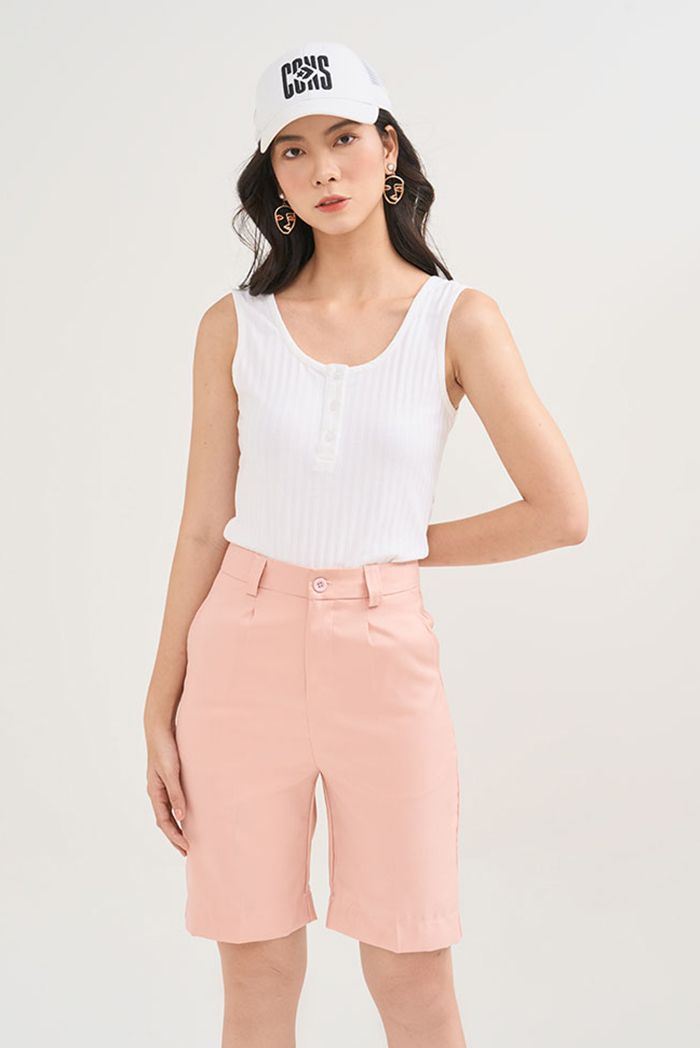 Quần short lửng ủi li đứng trên gối