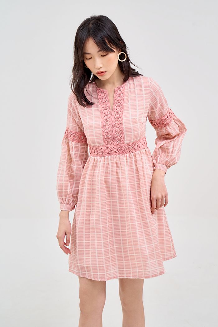 Đầm vải ô vuông tay lở đính ren