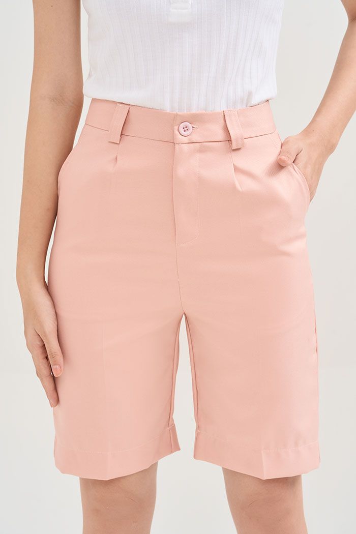 Quần short lửng ủi li đứng trên gối