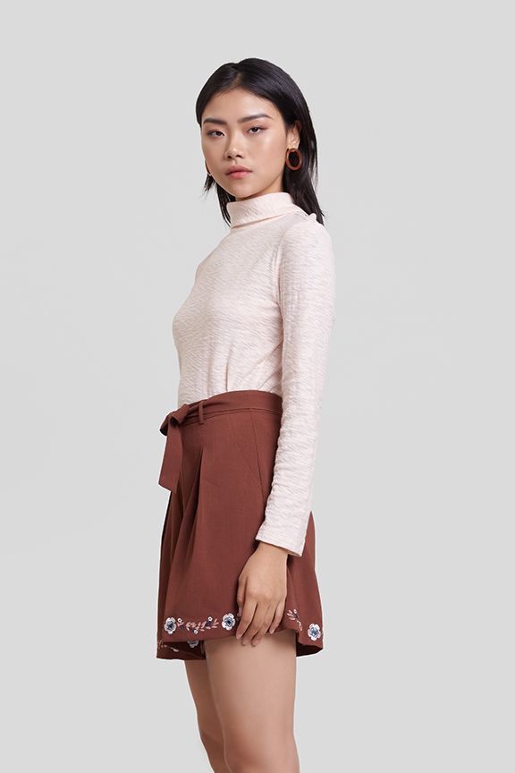 Áo thun cổ lọ bảng lớn