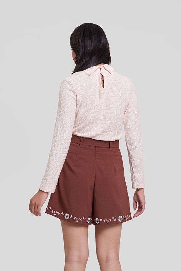 Áo thun cổ lọ bảng lớn