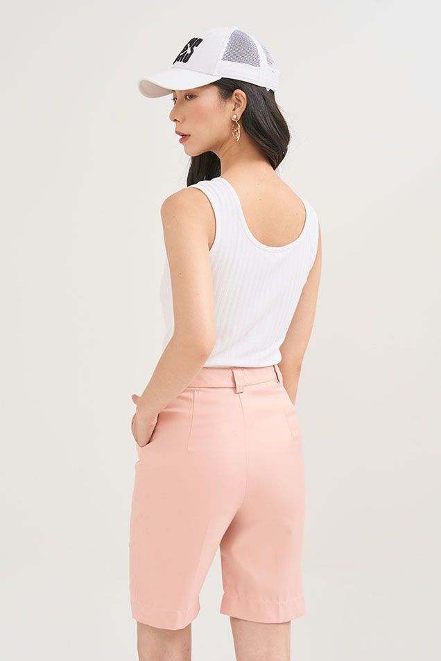 Quần short lửng ủi li đứng trên gối