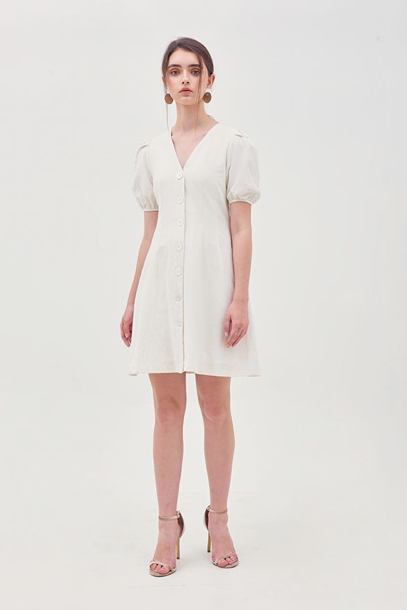 Đầm linen cổ tim nút thân trước