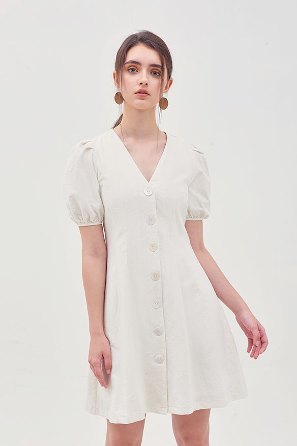 Đầm linen cổ tim nút thân trước