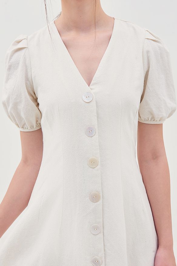 Đầm linen cổ tim nút thân trước
