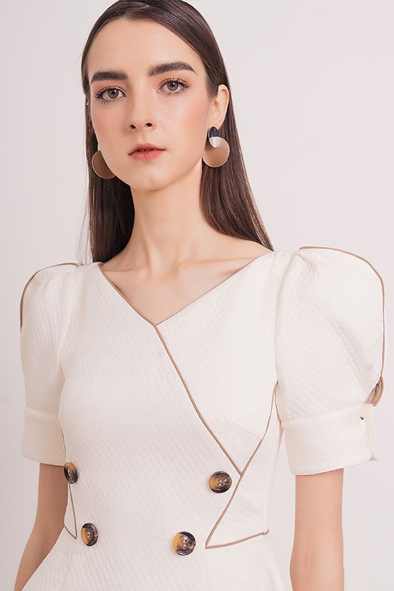 Đầm nhấn viền chéo và nút thân trước