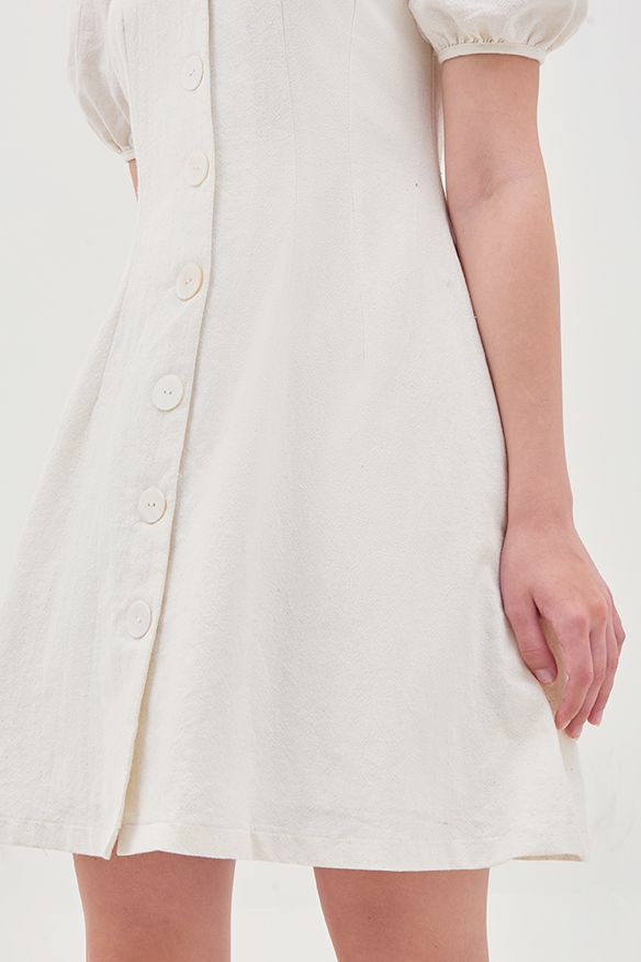 Đầm linen cổ tim nút thân trước
