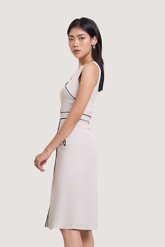 Đầm sát nách nhấn viền túi mổ