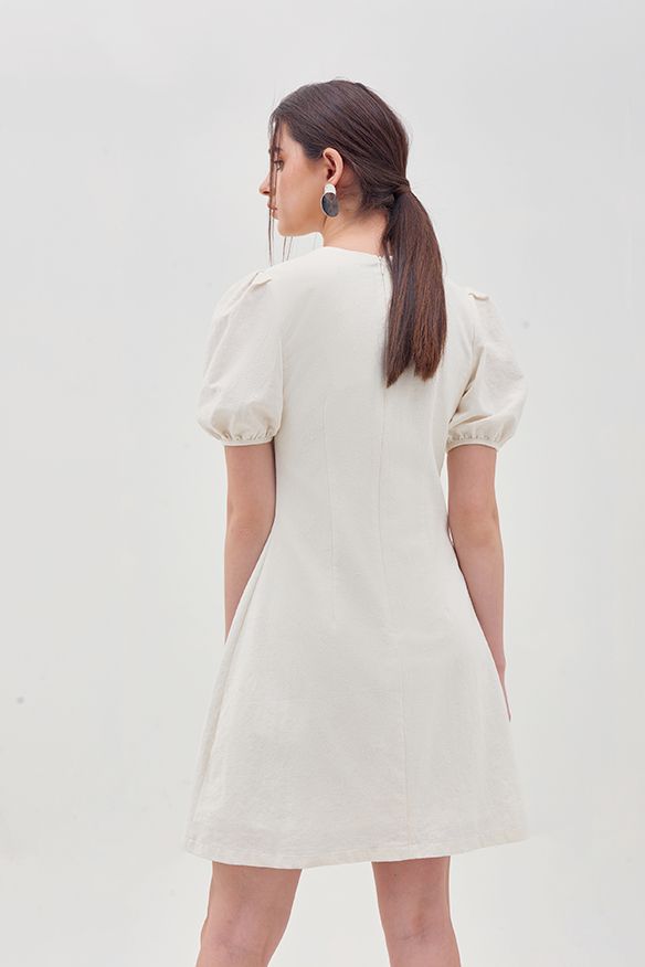 Đầm linen cổ tim nút thân trước