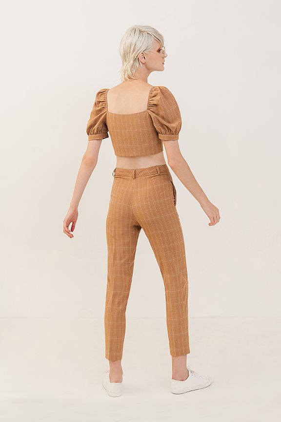 Áo croptop cổ vuông nhấn nút