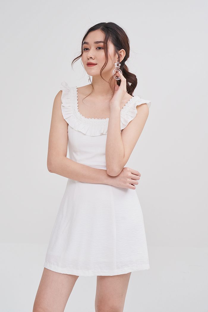 Đầm sát nách bèo cổ viền ren