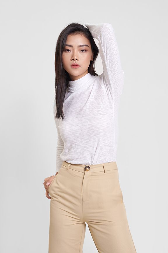 Áo thun cổ lọ bảng lớn