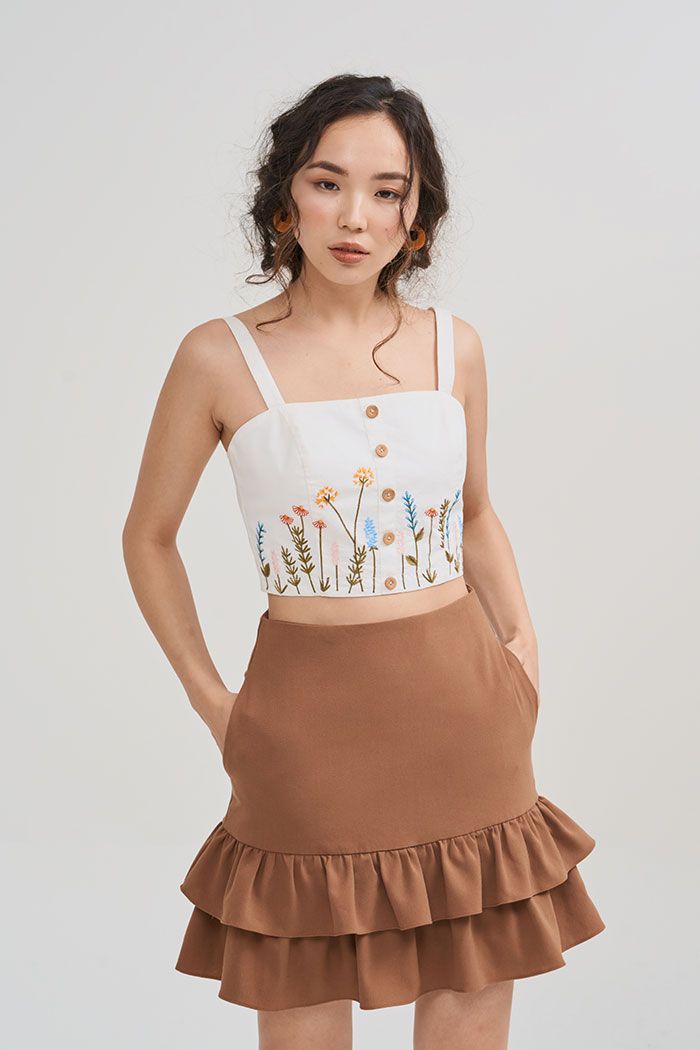 Áo croptop 2 dây nẹp nút thêu hoa