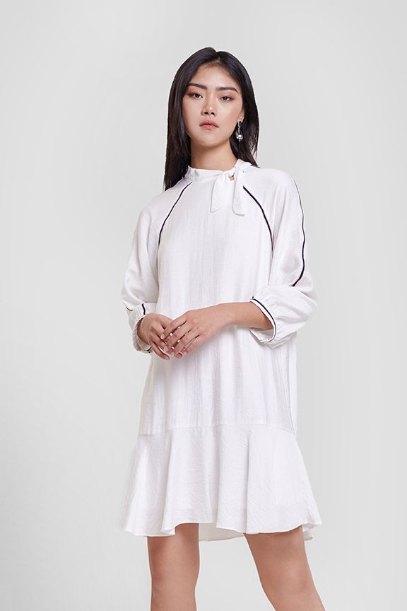 Đầm form suông tay lỡ nhấn viền