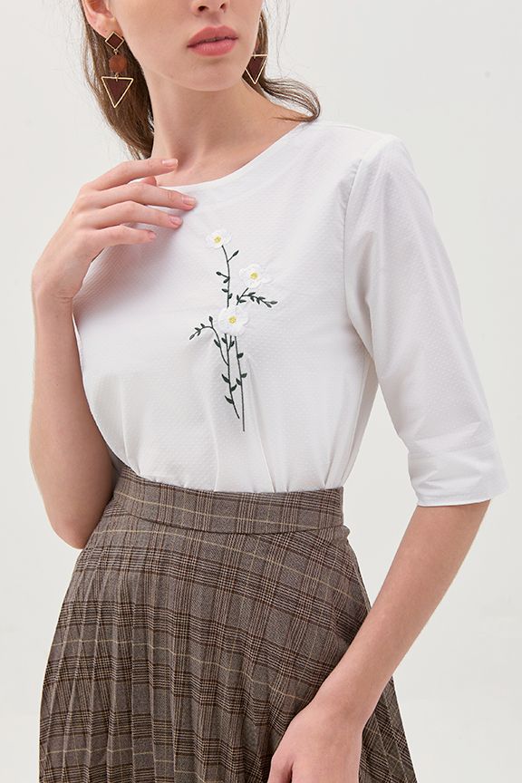 Áo cổ tròn tay lỡ thêu hoa