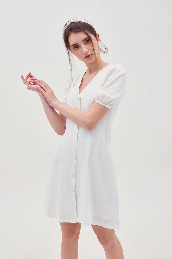 Đầm linen cổ tim nút thân trước