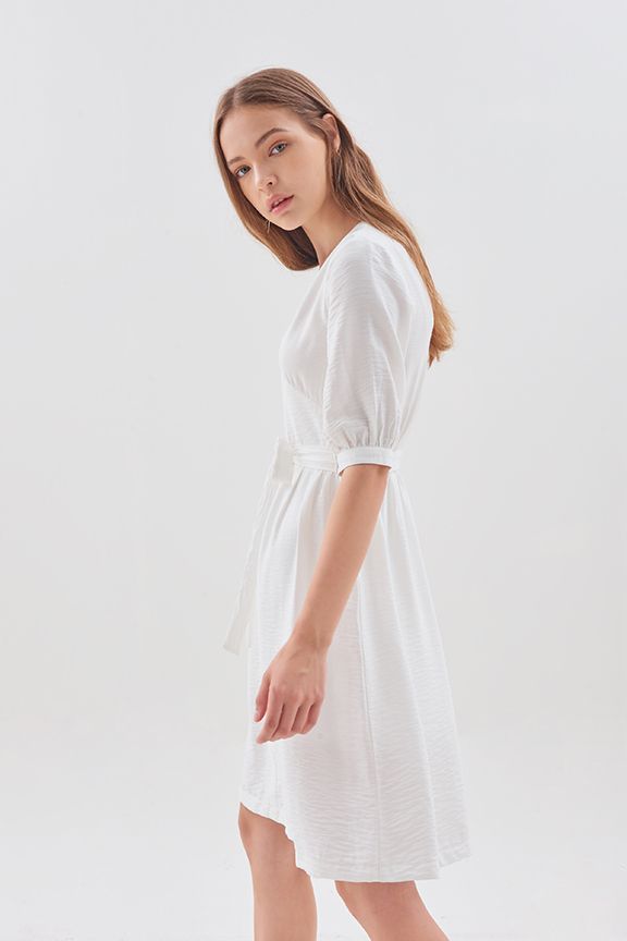 Đầm tay lỡ nhấn nút thắt nơ