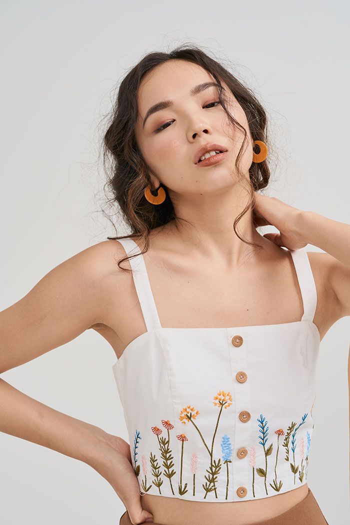 Áo croptop 2 dây nẹp nút thêu hoa