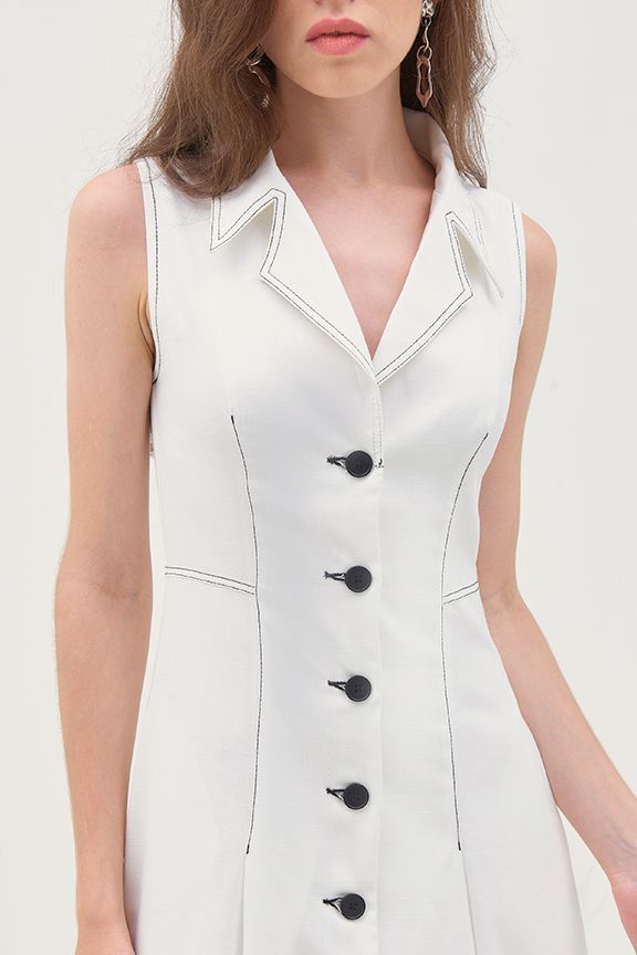 Đầm cổ vest đính nút