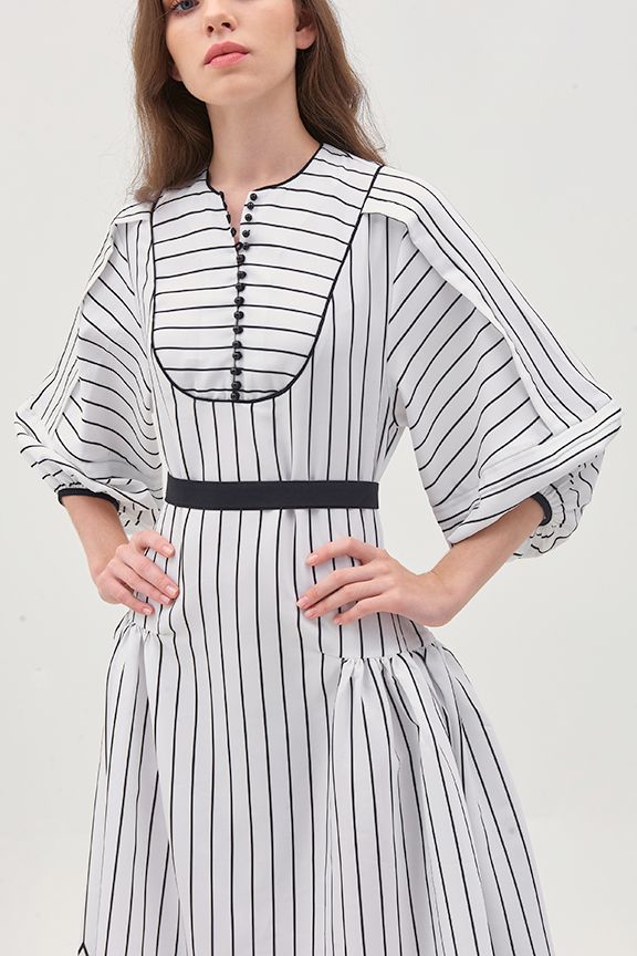 Đầm midi in hoạ tiết sọc đính nút