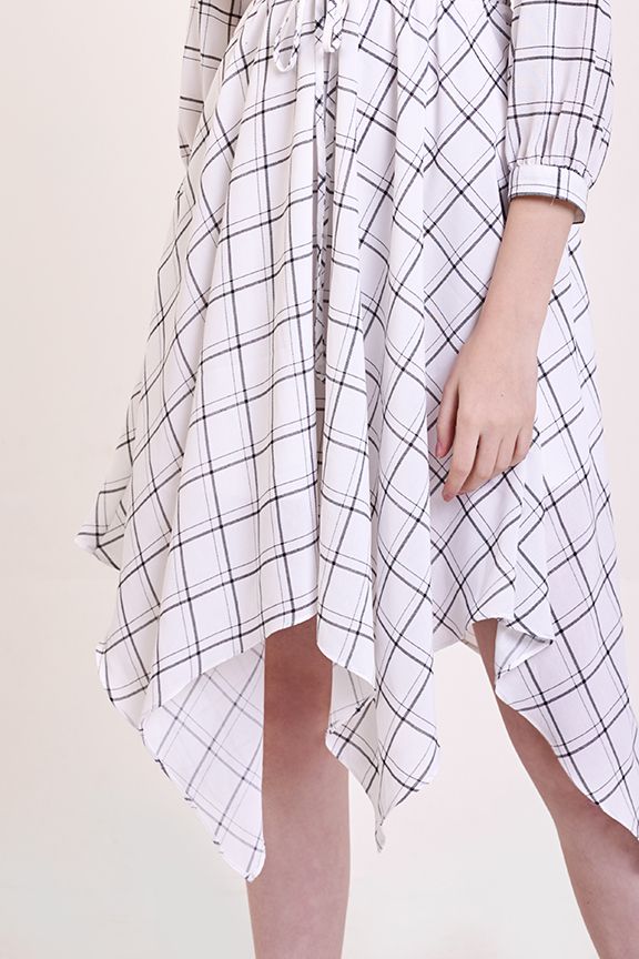 Đầm kẻ ô vuông cổ tim tay lở