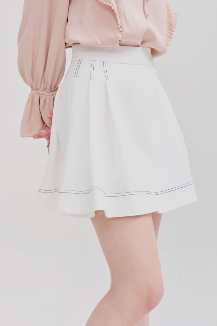 Váy ngắn diễu chỉ nổi