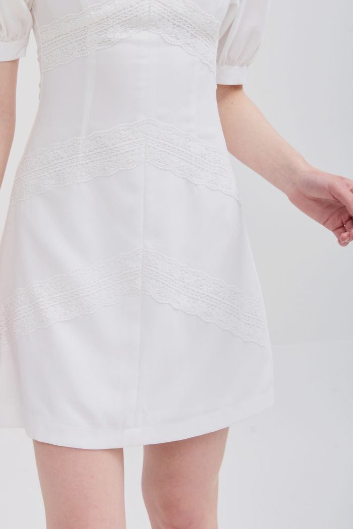 Đầm tay lỡ đắp ren đối xứng thân trước