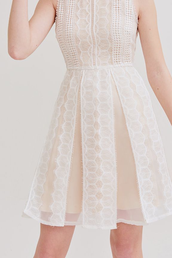 Đầm sát nách đính ren 3 lớp