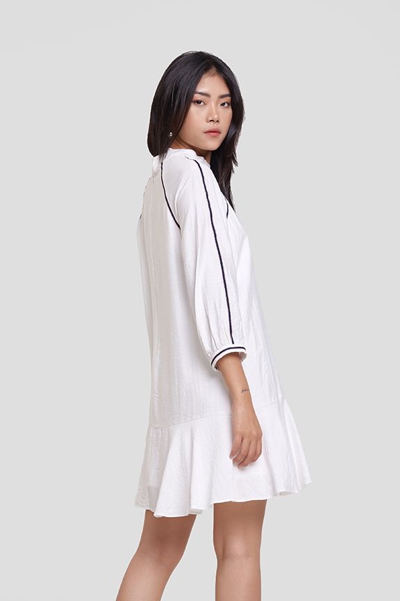 Đầm form suông tay lỡ nhấn viền