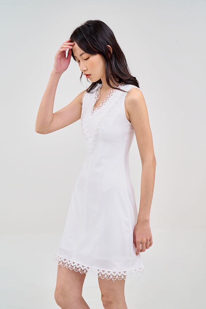 Đầm sát nách cổ tim phối ren ngực và lai