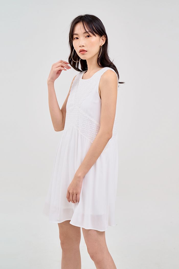 Đầm form suông phối ren chéo sát nách