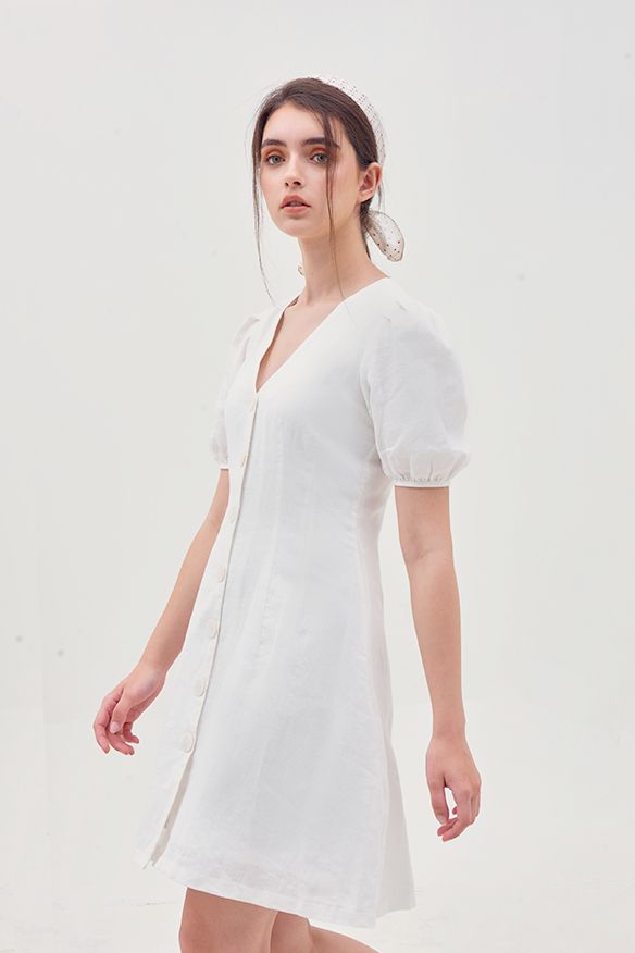 Đầm linen cổ tim nút thân trước