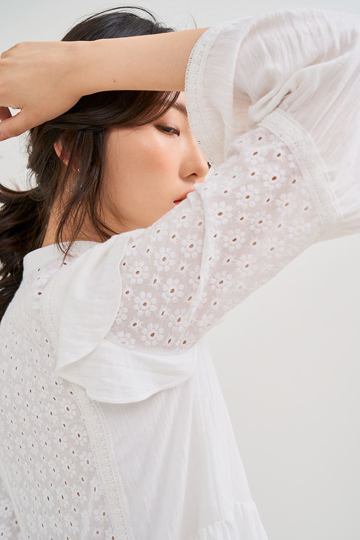 Đầm phối ren cotton thêu hoa tay loe viền ren