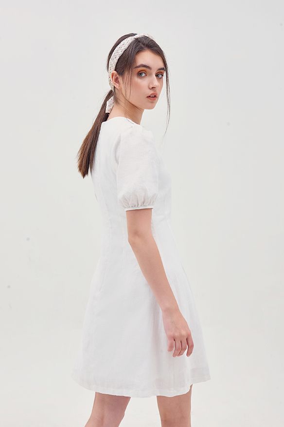 Đầm linen cổ tim nút thân trước